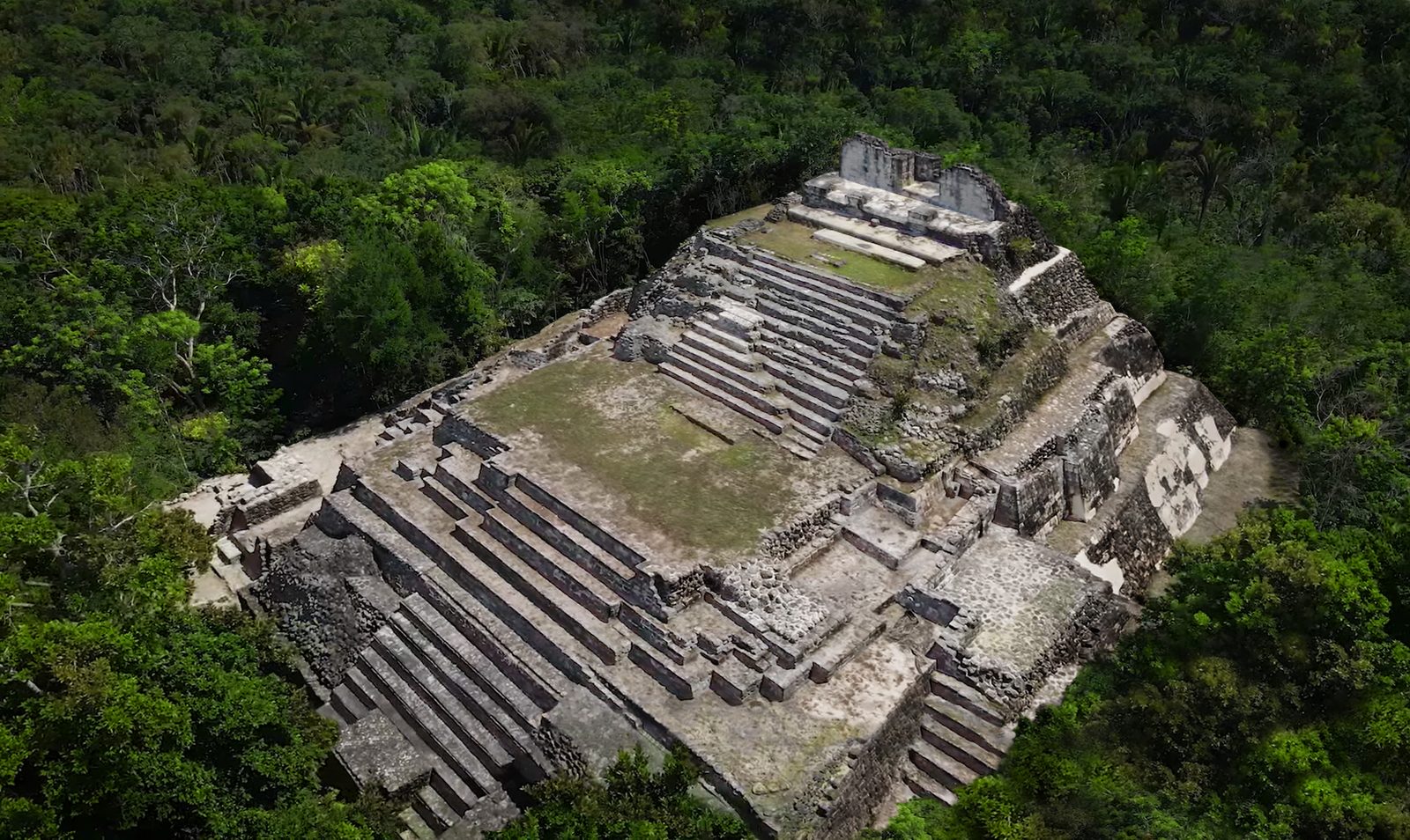 Estructura monumental de Ichkabal vista desde el aire