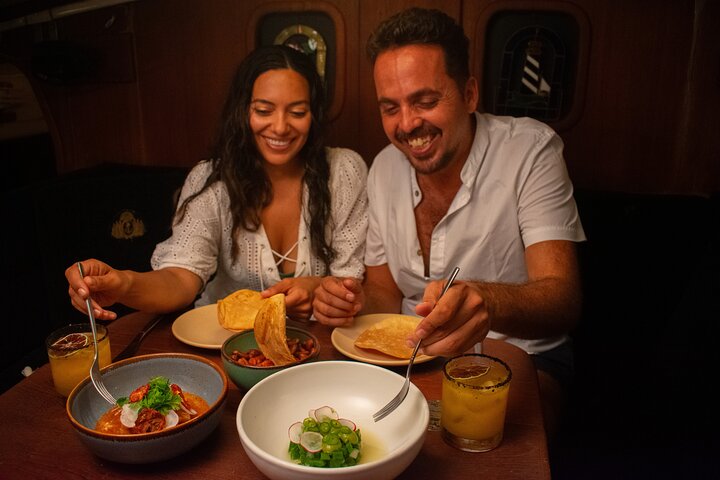 Bacalar: Cruzeiro Privado em Catamarã com Chef e Coquetéis