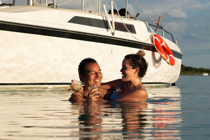 Bacalar: Cruzeiro Privado em Catamarã com Chef e Coquetéis